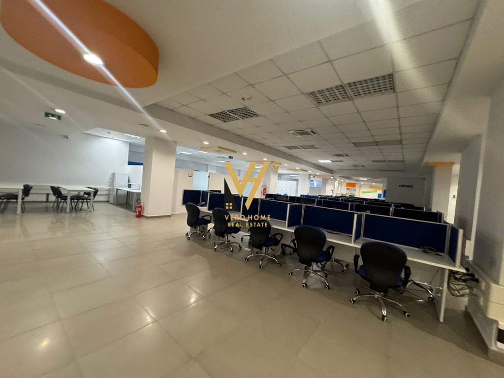 JEPET ZYRE 1.300 M2 ME QERA PRANE HOTEL HILTON , KOMPLEKSI DELIJORGJI 12.000 EURO