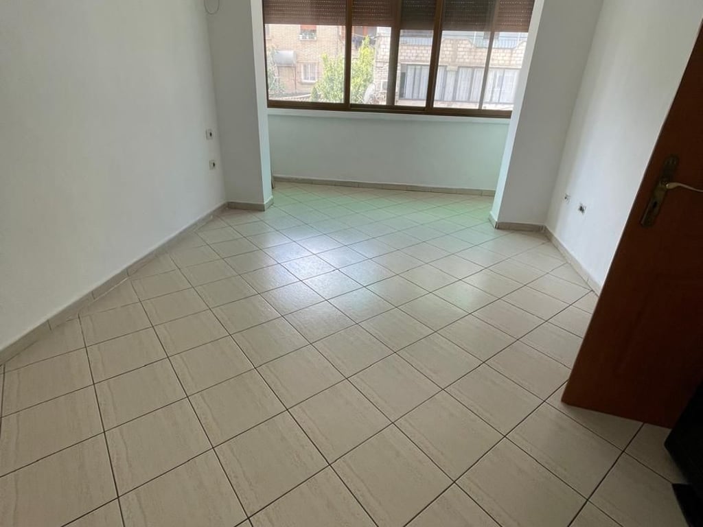 Shitet Apartamenti 1+1 ,Rruga e Dibres prane spitalit amerikan 2, prane credins bank Cmimi: 95.000 euro