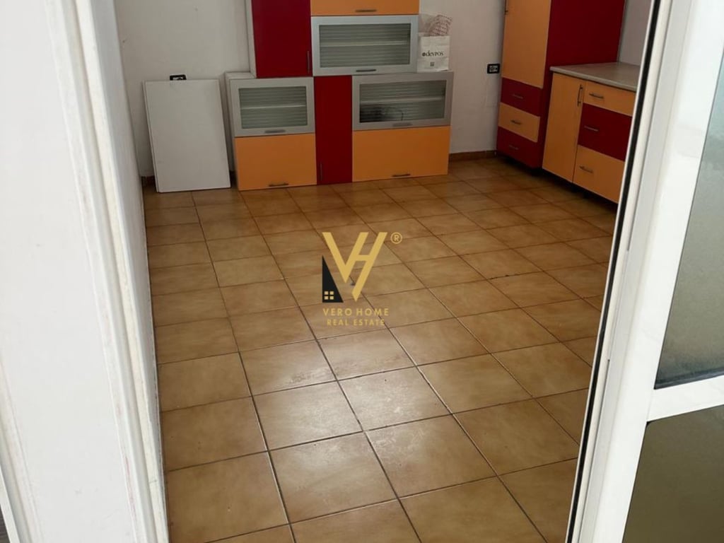 JEPET AMBIENT 130 M2 ME QERA TE ISH EKSPOZITA 800 EURO
