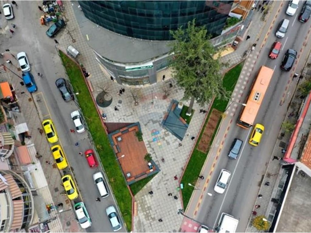 Ambient me qira, Selvia, Rruga e Dibres