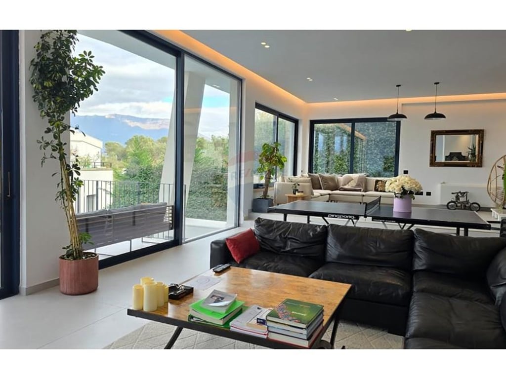 Qira - Vile luksoze prane Liqenit Thate