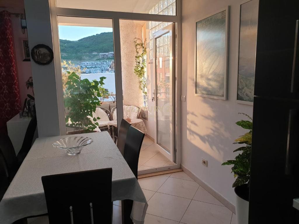 Apartment 2+1 for sale at the "Kodra e Diellit 1" Residence for €235,000.