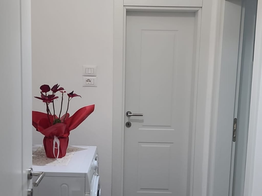 In the Bardhyl Street area, a furnished 3+1 apartment is available for rent for 700 Euros.