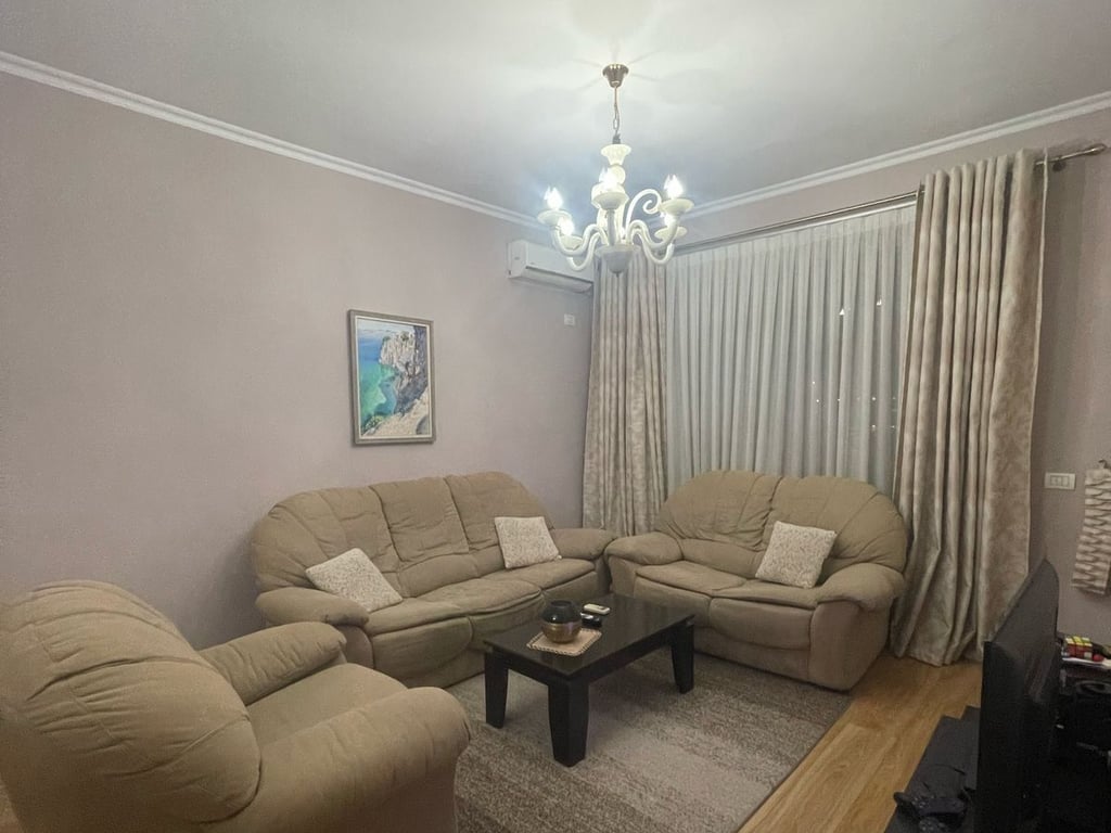 Jepet me qera Apartamenti 2+1, rruga Besim Alla prane pallateve Cabej ( Yzberisht)  Cmimi: 450 euro 