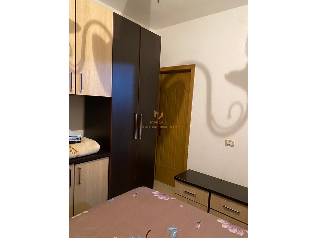 Vendesi appartamento 2+1+2 a Kamez.