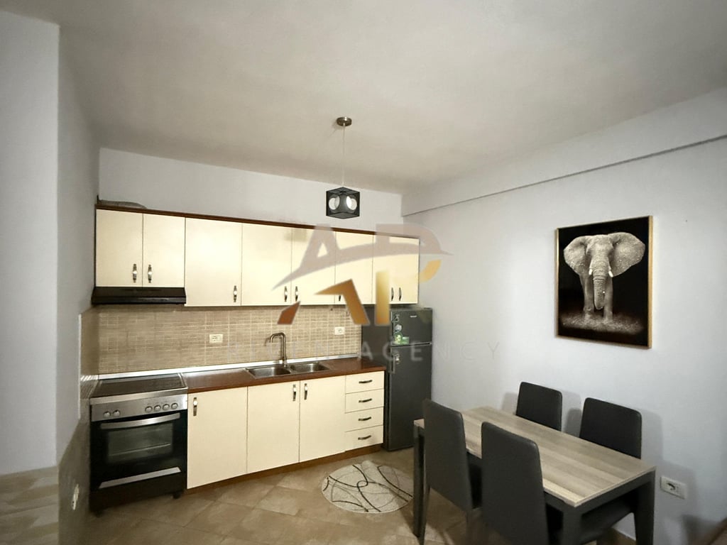 Jepet me qera apartament 1+1 tek Vila L, Astir
