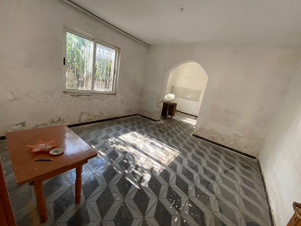 Kavaje, shtëpi e vjetër me truall, pak m nga shetitorja "Josif Budo", Kavaje