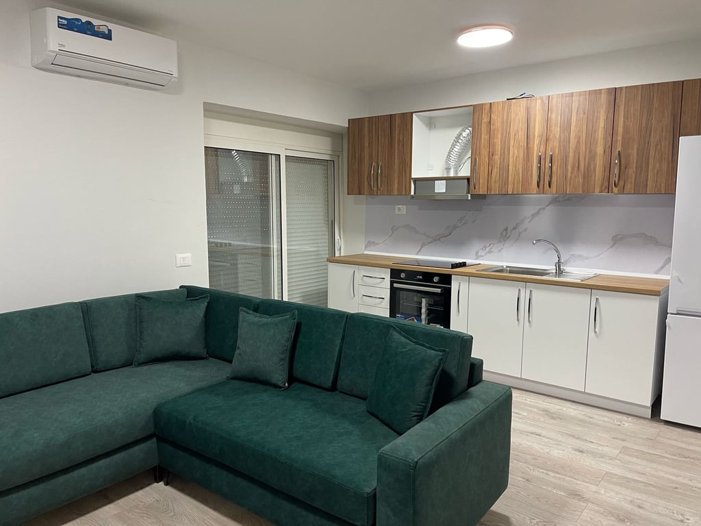Apartament 2+1 me qira tek Xhamia e Tabakeve!