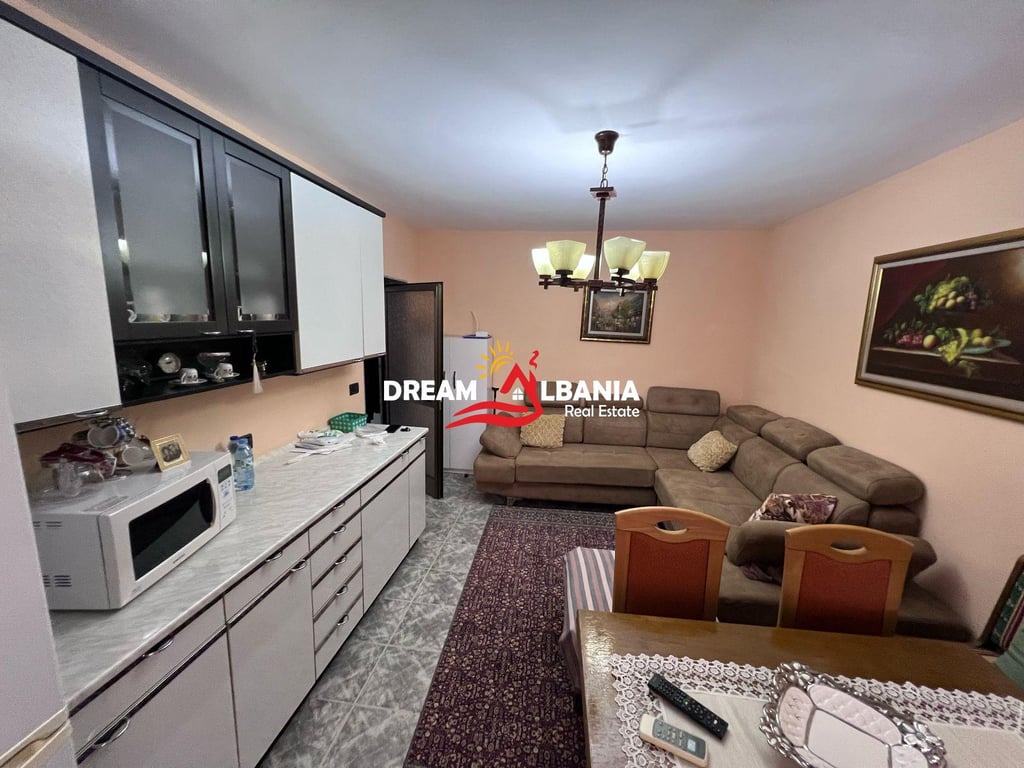 Appartamento 2+1 in affitto presso il Mercato Nuovo, vicino alla "Scuola Rossa" a Tirana (ID 42215255)