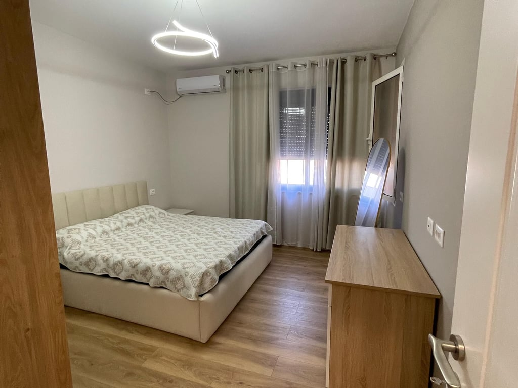 📌Perballe Komplekist Delijorgji Jepet me Qira – Apartament 2+1 me Ballkon