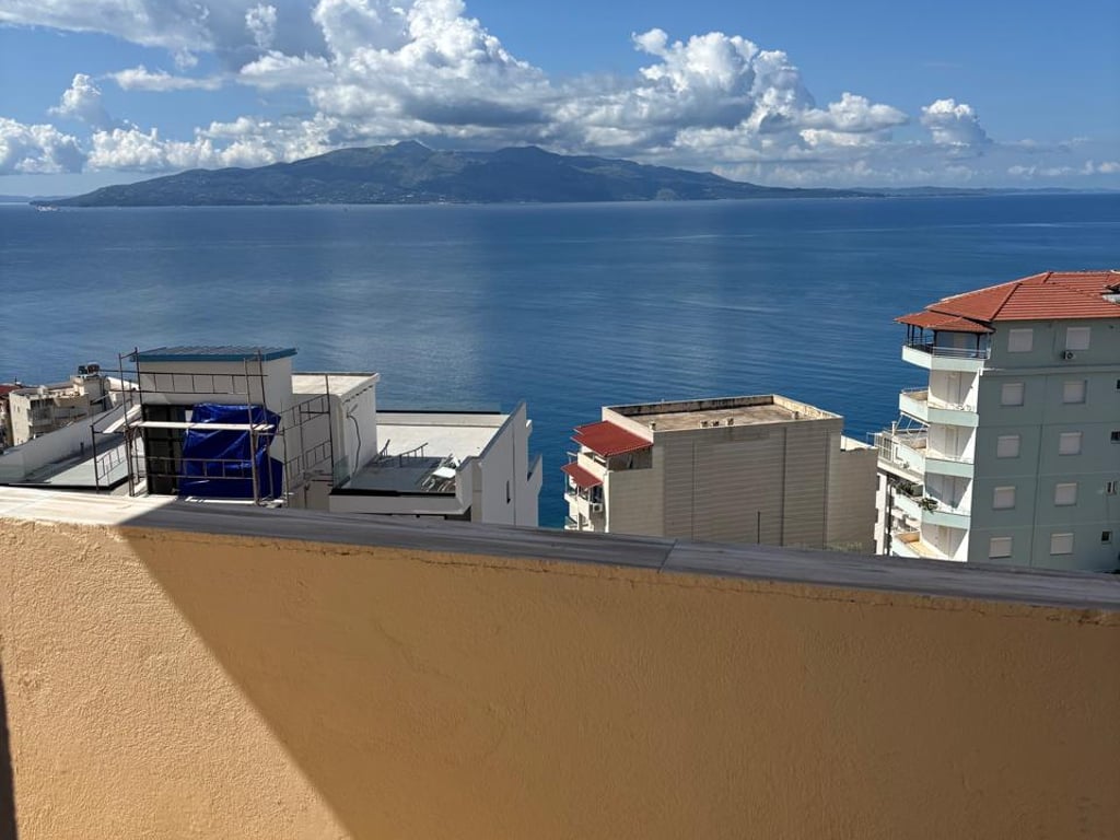 Appartamento con due camere da letto, due bagni con vista mozzafiato sul mare.