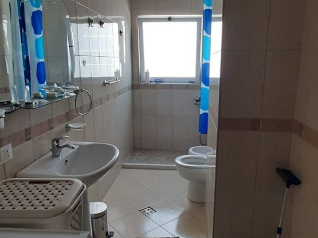 Jepet me qera apartament 2+1+2 Komuna e Parisit 