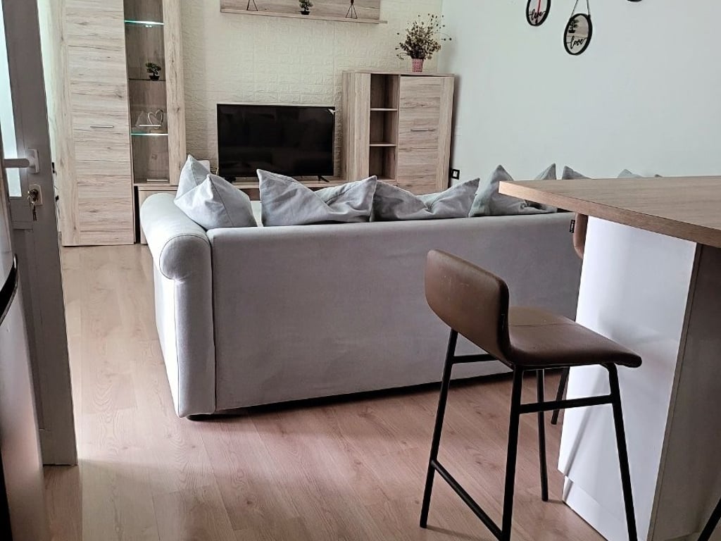 Jepet me qera vile me 2 kate (1+1), Brryl prane Maternitetit te Ri  Cmimi: 450 euro 