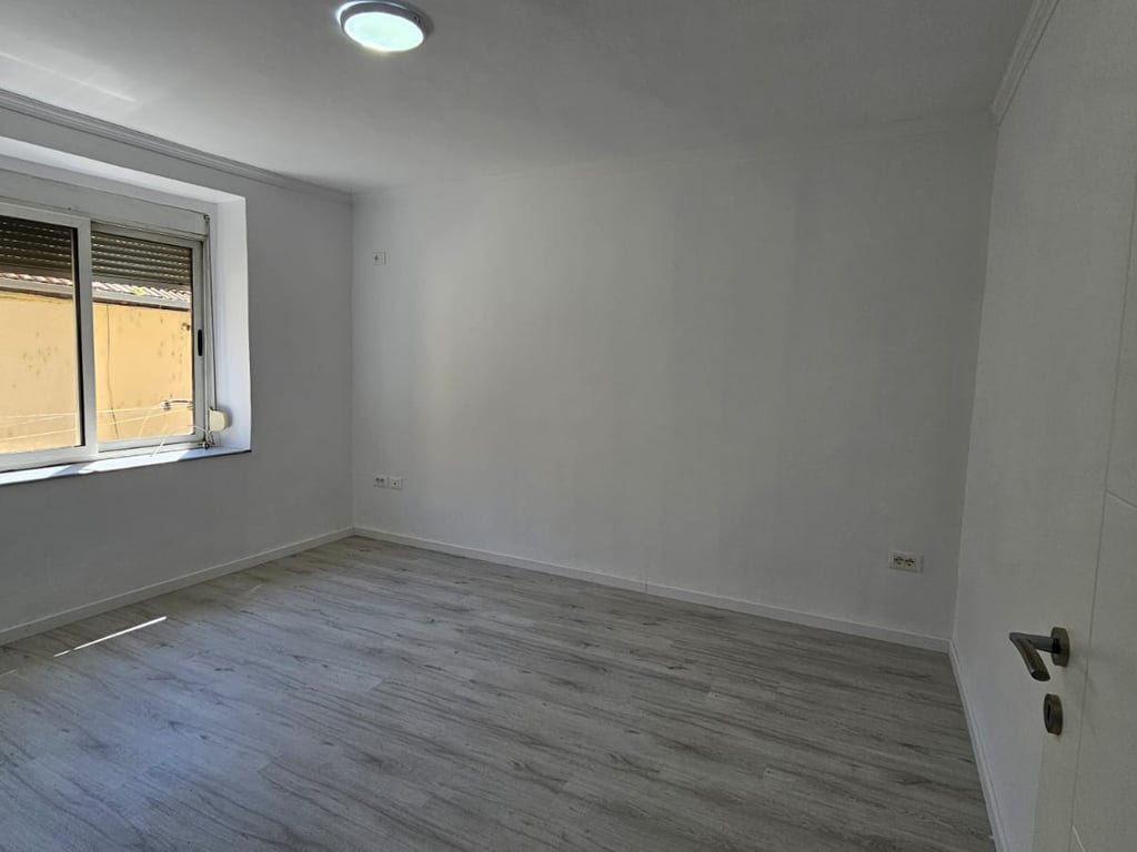 Apartament 2+1 perballe shkolles Harry Fultz, Stacioni i Trenit!