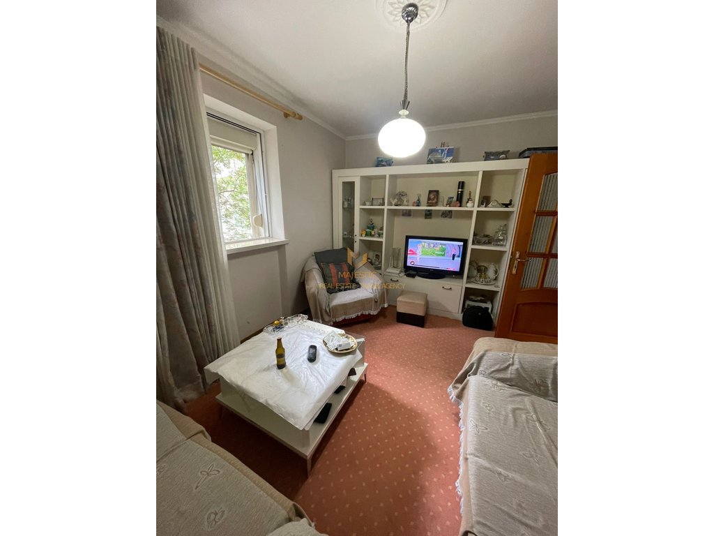 Vendesi appartamento 3+1 al Mozaiku di Tirana per 180000 euro.