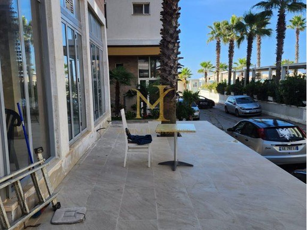 LOCALE IN VENDITA SULLA SPIAGGIA VICINO A PALACE!!