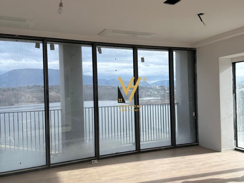JEPET ZYRE 200 M2 ME QERA TE LAKE VIEW 2.500 EURO