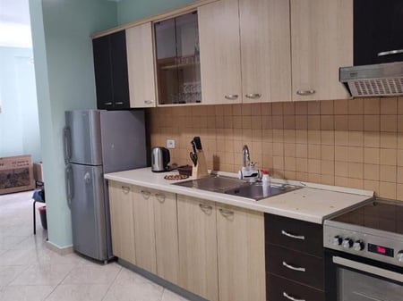 Affittasi appartamento 1+1, Incrocio di Selvisë vicino all'Hotel Black Diamond (via Siri Kodra) 500 mila lekë.