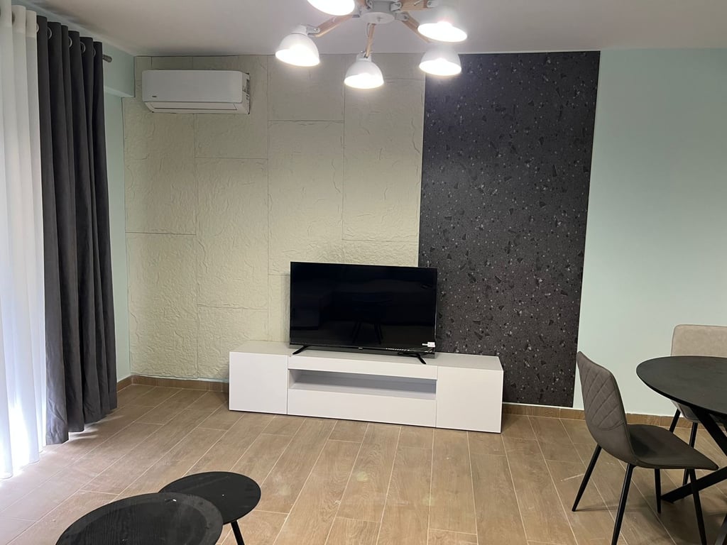 1+1, furnished, Sun Hill, 500 euros with parking.