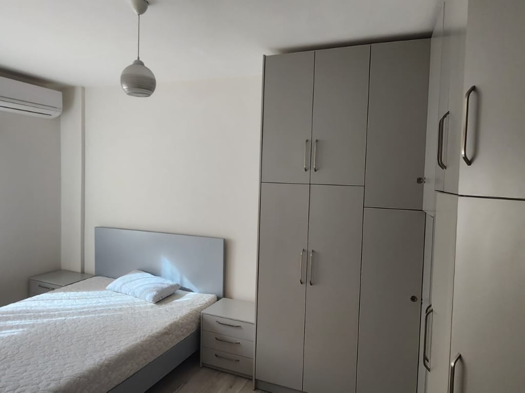 A pochi minuti dallo Zoo, Via del Kroit, si affitta appartamento 2+1+2, arredato, 700 Euro.