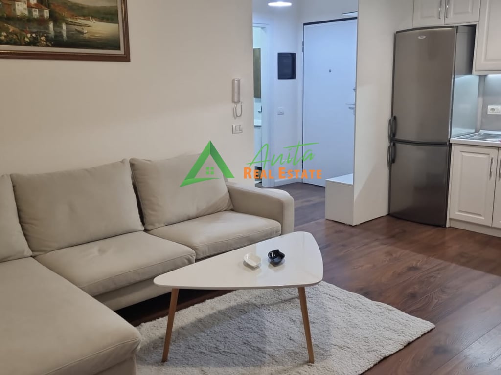 Komuna e Parisit ofrojme per qira apartament 1+1
