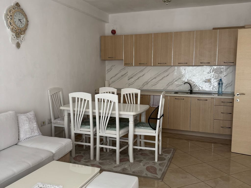 Affittasi appartamento 2+1+2, Astir dietro Eja Studio. Prezzo: 550 euro.