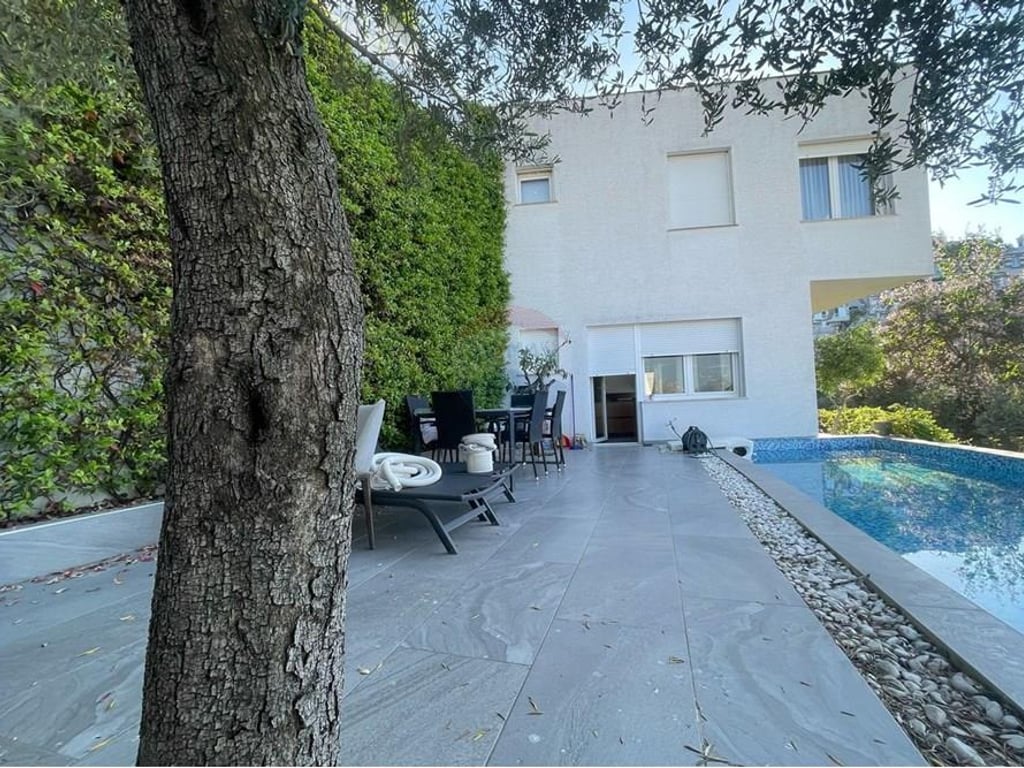 Villa con piscina in affitto a Kodra e Diellit 2!