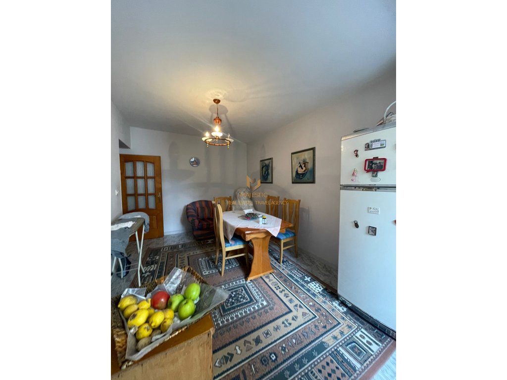 Vendesi appartamento 3+1 al Mozaiku di Tirana per 180000 euro.