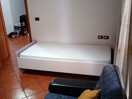 A 3+1 apartment is for rent in Benjamin Kruta, next to the Turdiu complex for 450 euros.