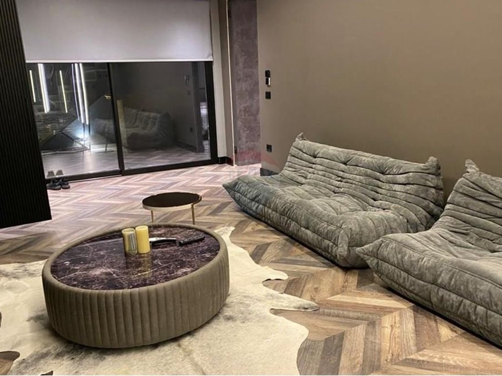 VILË LUKSOZE NË FARKË, ME PAMJE NGA LIQENI