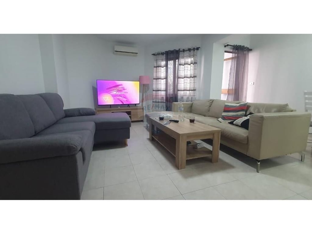 Jepet apartament 2+1 ne qender tek kafe Flora