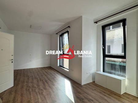 Vendesi unità commerciale in via Kavajë.