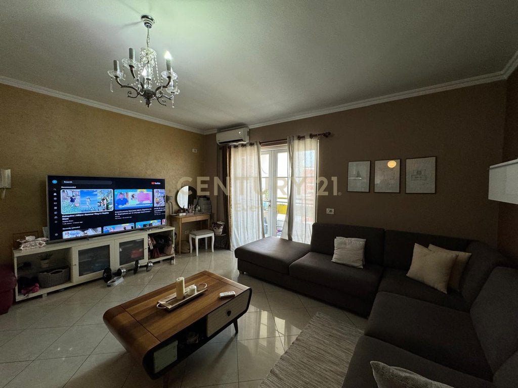 Vendesi 2+1 di fronte al Complesso Delijorgji.