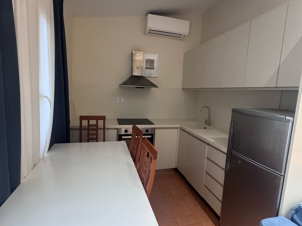 Jepet me qera Apartamenti 2+1+2+verande , Myslym Shyr prane Someg Cmimi: 650 mije leke ( ne cmim perfshihet dhe interneti i paguar per 1 vit)