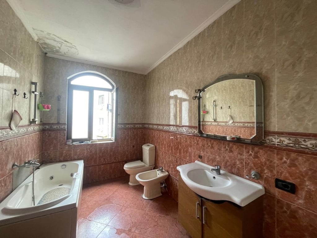 Jeper me qera Apartamenti 2+1 , Ali Dem prane ish Lokali Pirro Mani Cmimi: 600 mije leke