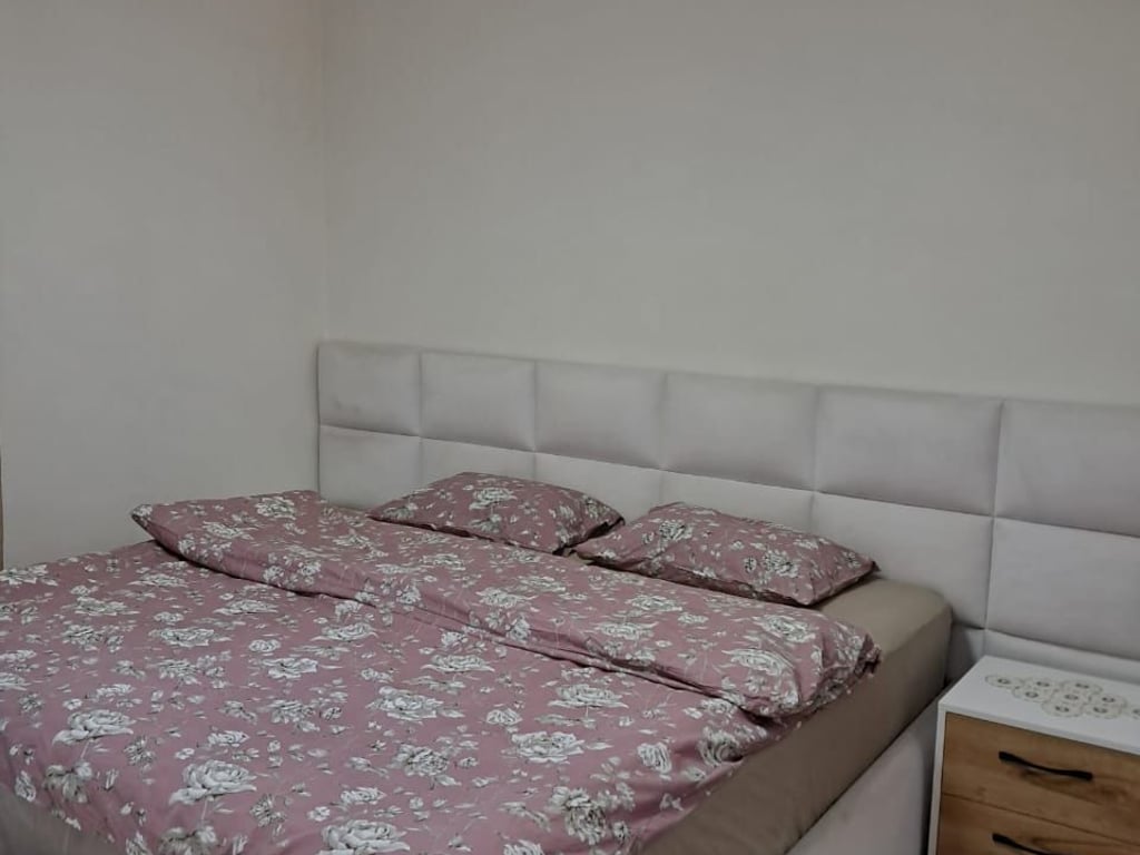 For rent, entrance 2+1+2+2 balcony + parking space in Old Sauk.