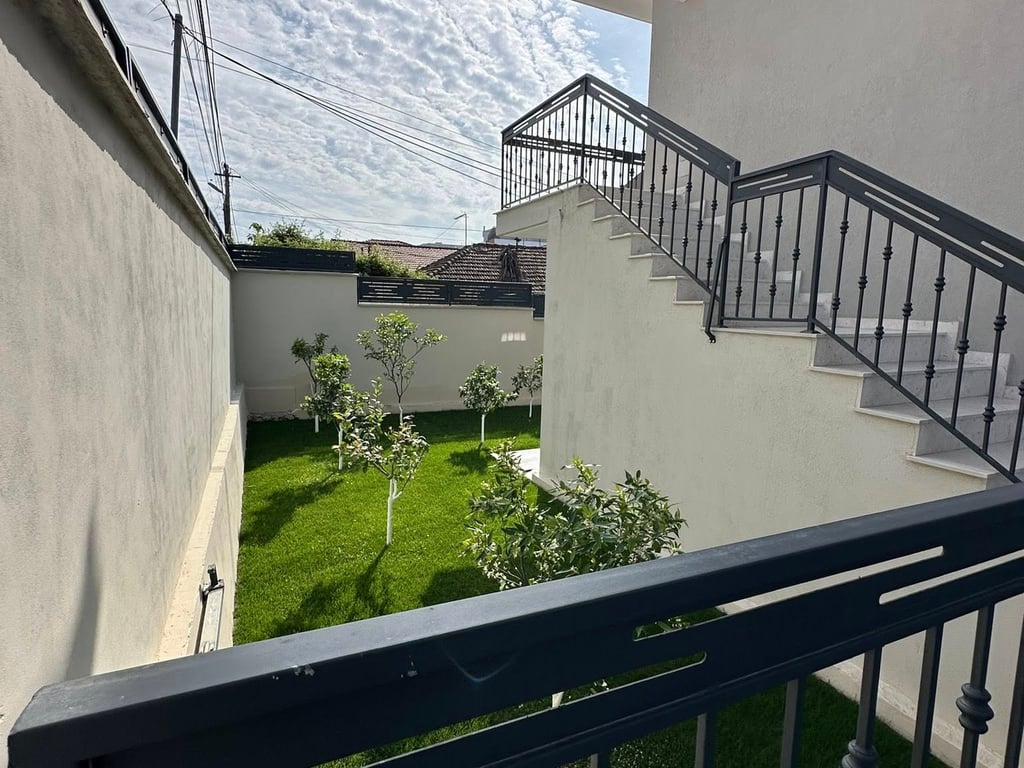 VENDITA VILLA • Buona posizione strategica molto vicino alla scuola Eftali Koci e alla nuova strada a Currila.