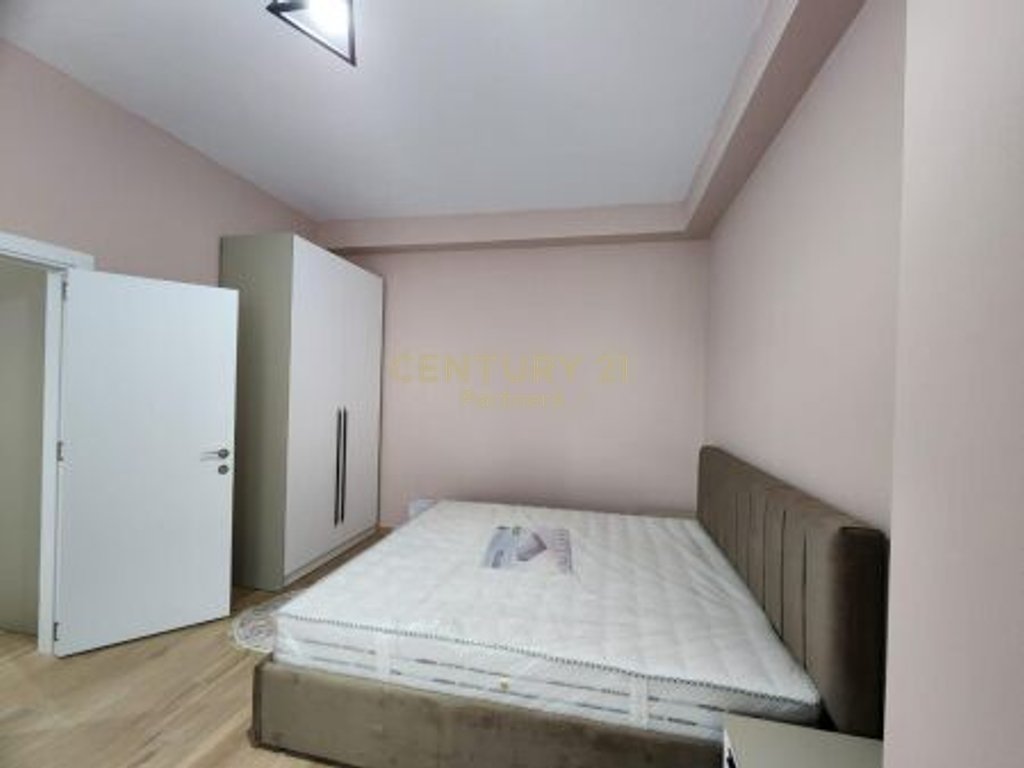 1+1 apartment for rent on Bulevardi i Ri