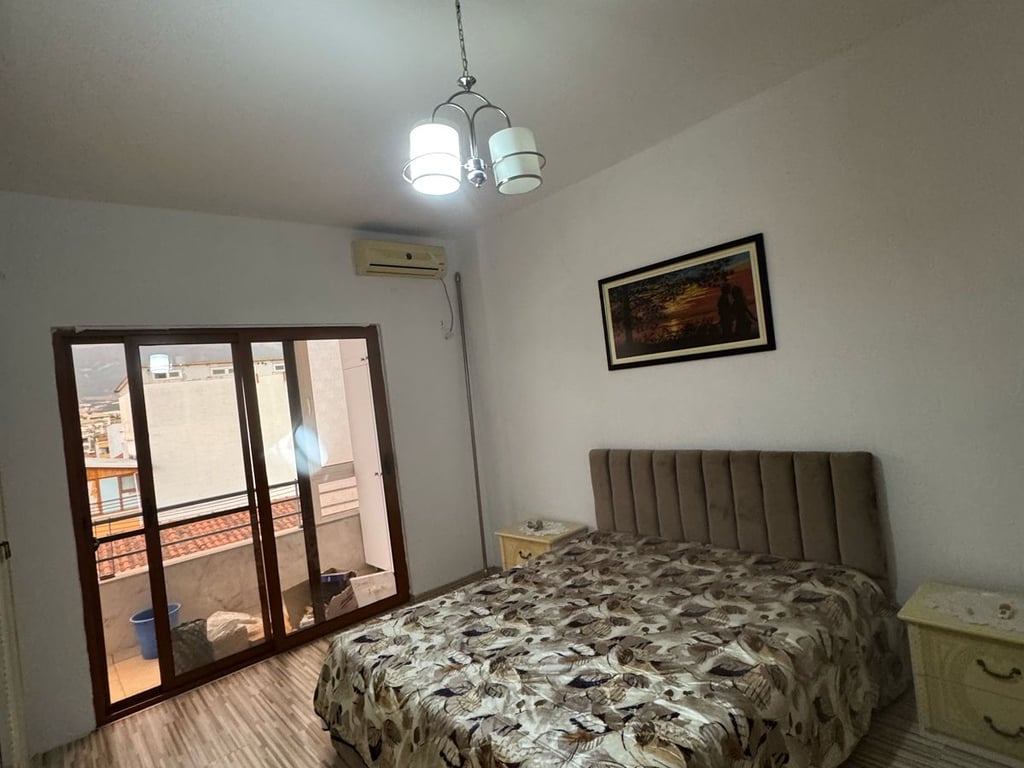 Jepet me qera Apartamenti 2+1 Rruga 5 maj , prapa concord center prane big market  Cmimi: 450mije leke