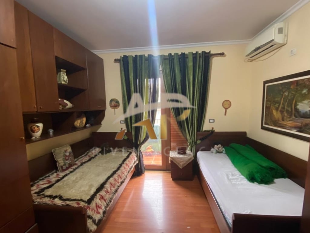 Jepet me qera apartament  2+1 tek Pazari i Ri