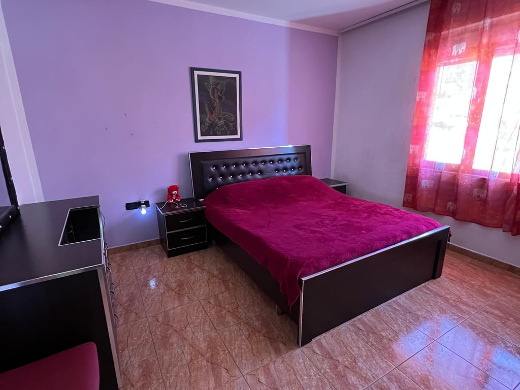 Jepet me qera Apartamenti 1+1 , Zogu i Zi prapa karburantit Er Petrol ( prapa Kompleksit Vizon Plus)  400 mije leke 