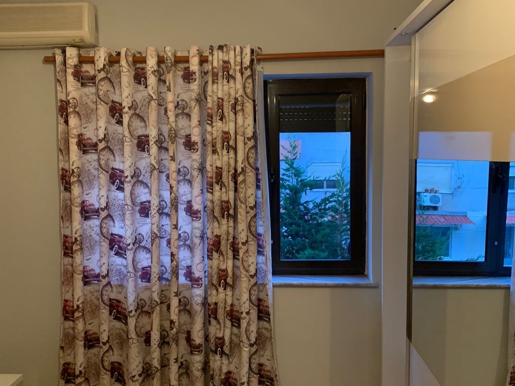 Affittasi appartamento 3+1, Xhamllik presso Piazza Shtraus Prezzo: 500 euro