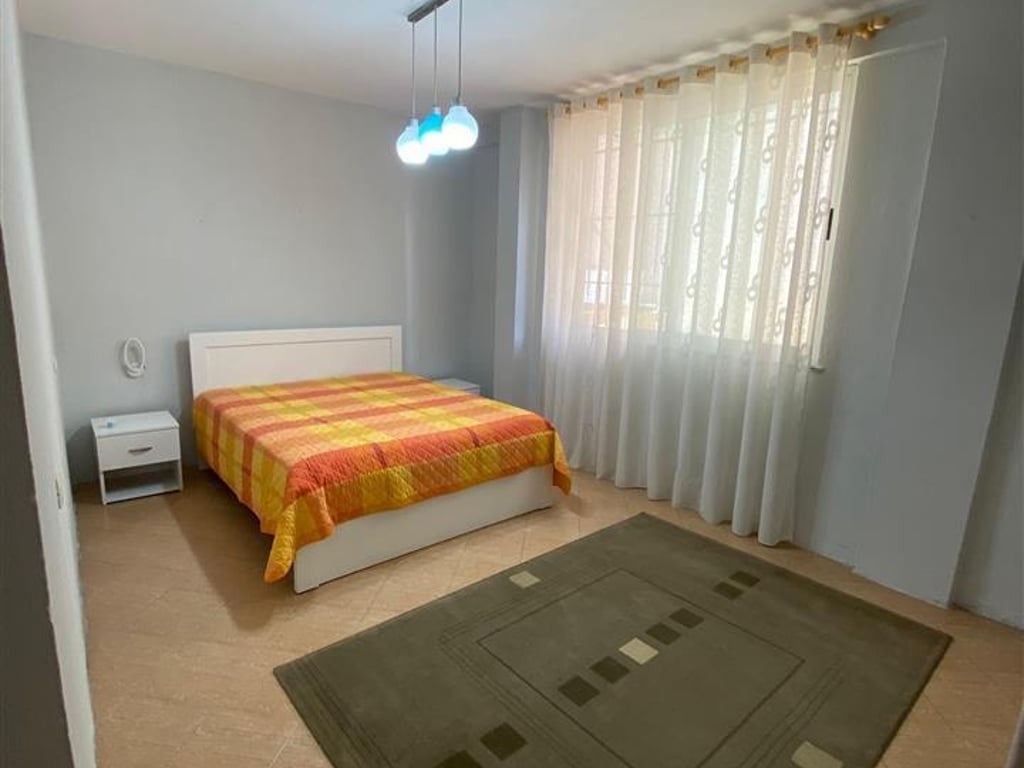 Jepet me Qera Shtepia 2+1,  Rruga Imer Ndregjoni, prane Shkolles se Bashkuar 500 euro