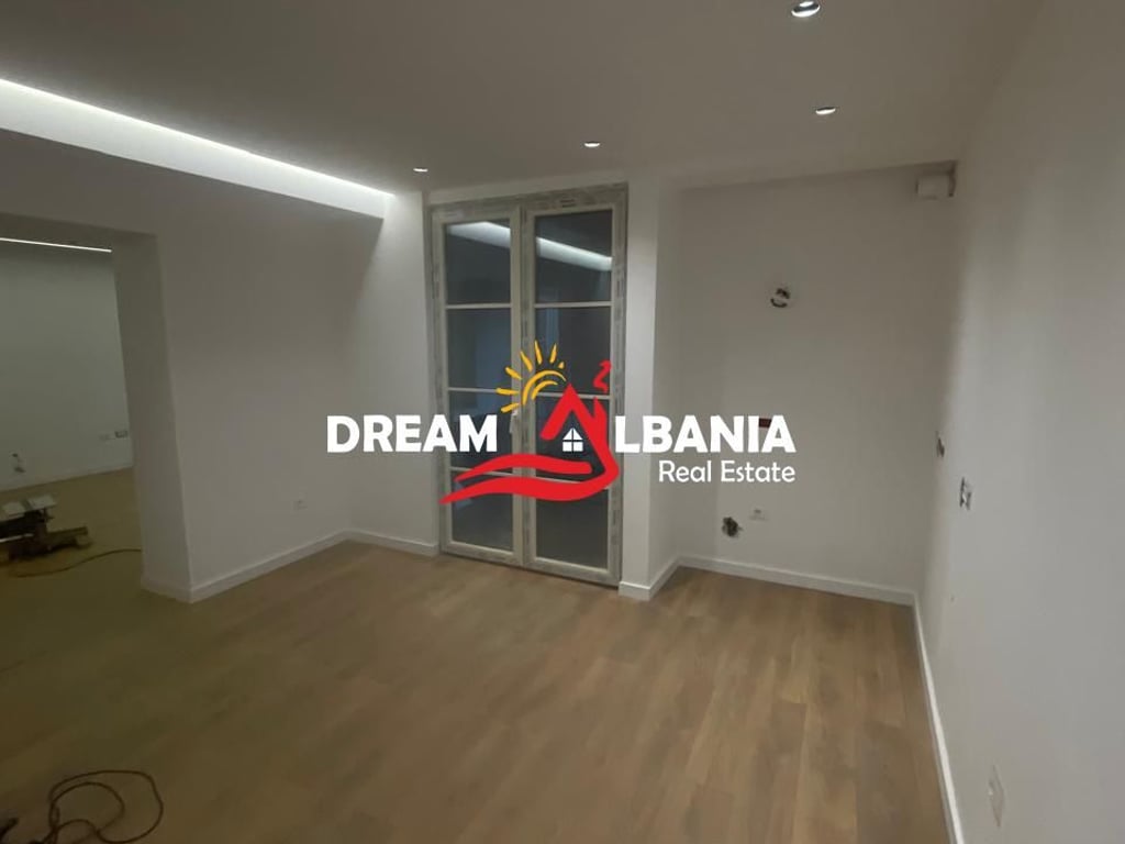 Ambjent per zyra me qera prane Shkolles se Baletit Tirane (ID 42611222).