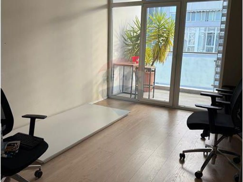Apartment for rent 3+1 for offices at Komuna e Parisit.