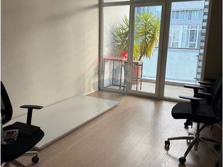 Apartment for rent 3+1 for offices at Komuna e Parisit.