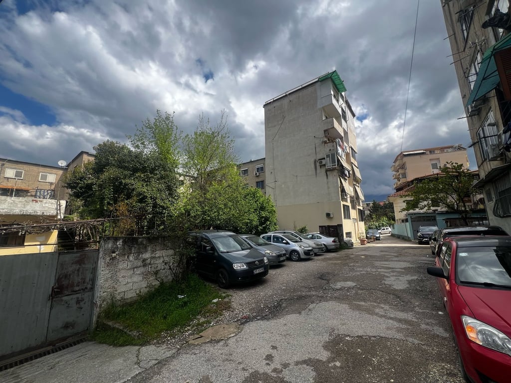 Land for sale with building permit for a 6-story building.