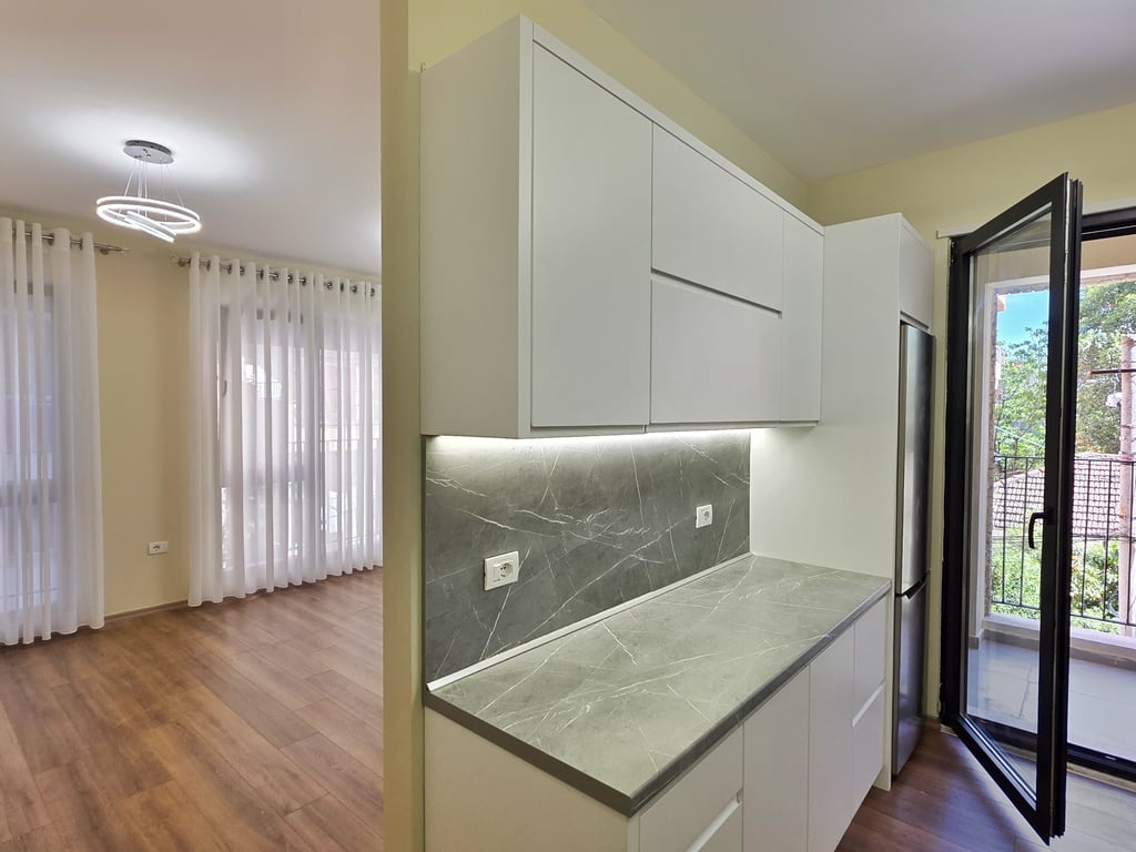 Apartament i bollshëm 1+1 tek ish tregu elektrik  .
