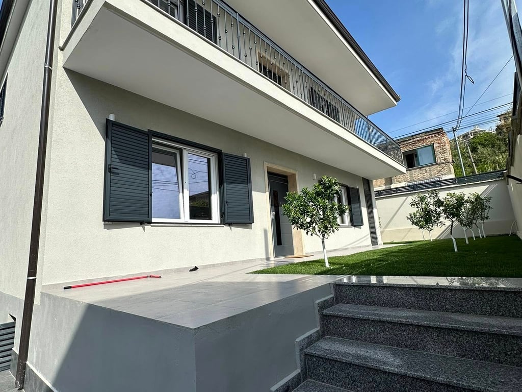 VENDITA VILLA • Buona posizione strategica molto vicino alla scuola Eftali Koci e alla nuova strada a Currila.