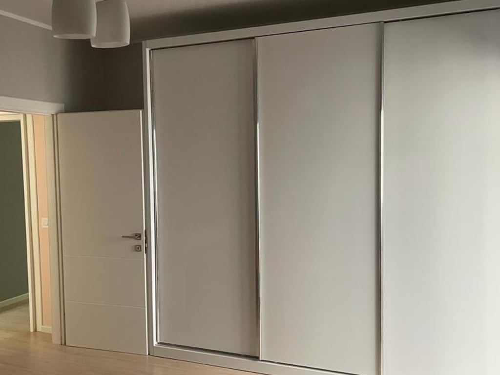 Shitet Apartamenti 2+1 , Myslym shyr , Rruga Islam Alla , prane ish adidasit